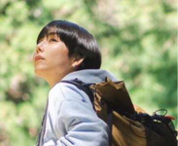 A guide looking up during an outdoor training session